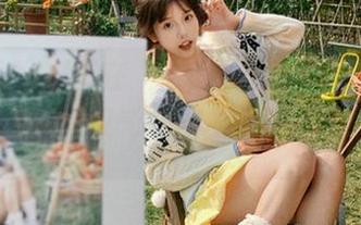 在“吃瓜不打烊”app里，一边刷瓜一边叹气——这剧情真可以拍剧了。